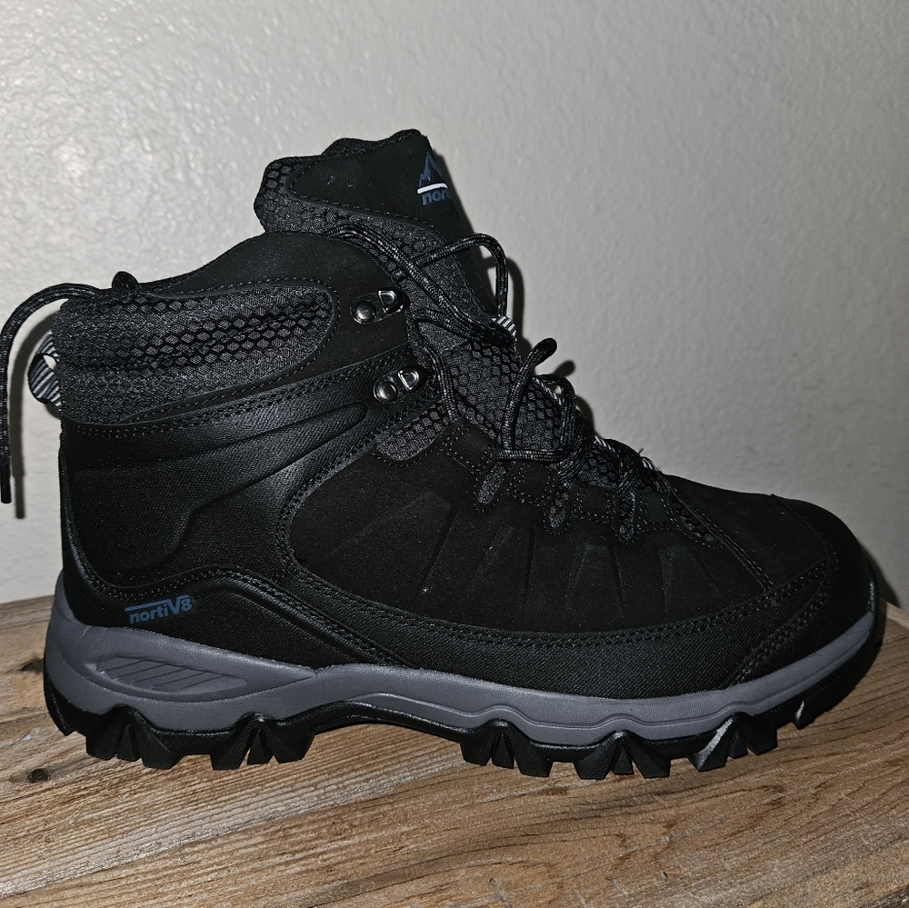 New in Box Mens Waterproof Hiking Boots size 11, Black